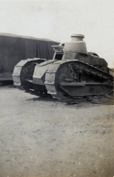 1919年のラルワース山脈での戦闘練習中のフランスのルノーFT17戦車 作： English Photographer